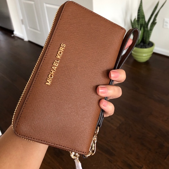 💕🌹Michael Kors Luggage wallet💕🌹 - Picture 5 of 5